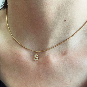 Cadena de serpiente delicada chapada en oro de 18 quilates, collar de acero inoxidable con letra inicial de circonita cúbica, 45cm - Product Image 2