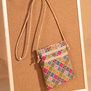 กระเป๋าสะพายไหล่ใบเล็กทรงซองจดหมายลายดอกไม้สไตล์ชาติพันธุ์หยวนมู่หยวน สายสะพายเดี่ยว ปิดด้วยซิป ผลิตจากโพลีเอสเตอร์ เข้าได้กับทุกชุด - Product Image 1