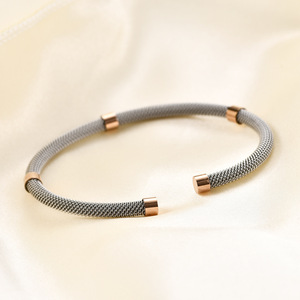 Bracelet en maille de câble en acier inoxydable |   Bracelet ouvert avec embout en or ou or rose |   Bijoux minimalistes modernes pour femmes - Product Image 3