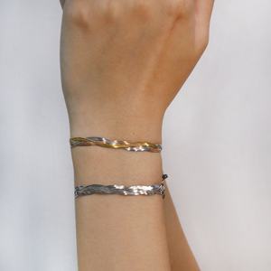 Joyería Minimalista de Acero Inoxidable, Pulsera Trenzada Multicolor Chapada en Oro de 18K, Pulsera de Cadena Trenzada de Tres Tonos para Mujer - Product Image 2