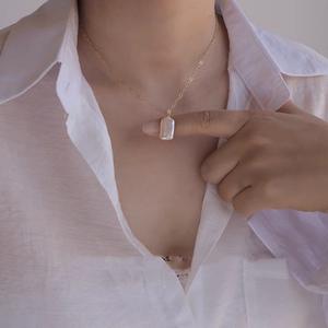 Collar de Perla Barroca Individual Colorida para Mujer, Diseño Retro de Alta Gama con Cadena para Clavícula, Colgante en Forma de Bloque Inspirado en Dulces - Product Image 3