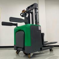 Chariot élévateur transpalette électrique ZHONGLI 1,5 à 2 tonnes, mât bi-étages, batterie lithium-ion 48V, avec poste de conduite