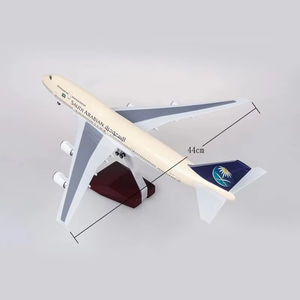 Modèle d'avion en résine Boeing B747 de <span class=keywords><strong>Saudi</strong></span> Arabian <span class=keywords><strong>Airlines</strong></span> à l'échelle 1/150, 47 cm, avec LED et train d'atterrissage, objet de collection - Product Image 6
