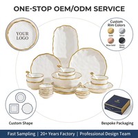 Service de table en porcelaine de luxe avec bordure dorée, design blanc à bords organiques, haute qualité, personnalisable pour mariages, restaurants, événements