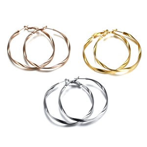 Boucles d'oreilles tendance de qualité supérieure pour femmes, grandes boucles d'oreilles torsadées rondes en acier inoxydable, argentées et dorées - Product Image 6