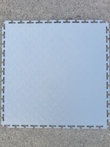 Les carreaux de sol à emboîtement en PVC à revêtement UV résistent à la décoloration, durables, parfaits pour les patios et les balcons extérieurs - Product Image 4