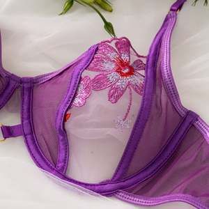 Conjunto de Lencería <span class=keywords><strong>Sexy</strong></span> de 3 Piezas con Flores Moradas Bordadas y Transparencias para Mujeres Maduras con Liguero Para Mujeres Gordas - Product Image 2