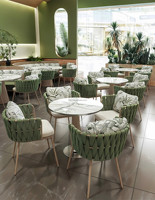 Chaise de salle à manger en bois à dossier tressé vert, Table en marbre à motif feuille, Banquette latérale en rotin, Mobilier de restaurant et café tropical, Vente en gros