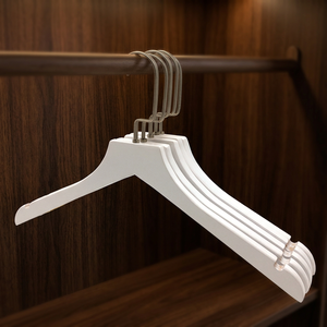 Cintres en bois blancs modernes et durables avec logo personnalisé et crochet métallique - Tailles homme et femme pour commandes sur mesure - Garantie de qualité - Product Image 5