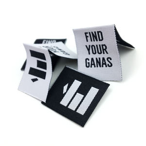 Logo de marque personnalisé 100% Polyester, étiquettes tissées pour vêtements et vêtements - Product Image 1