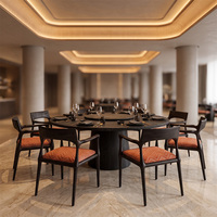 Chaise de restaurant de luxe en bois massif à grain naturel, conçue par des architectes, avec des contours fluides et une précision CNC.