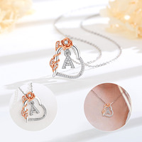 Collier initial lettre A-Z Merryshine, bijou délicat en forme de rose, en cuivre plaqué or rose, pendentif avec 26 breloques alphabétiques