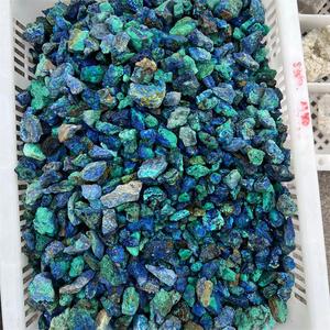 Pietre Grezze Naturali di Piccole Dimensioni all'Ingrosso, Cristalli Curativi, Pietra Grezza di Azurite Blu-Verde in Vendita - Product Image 2