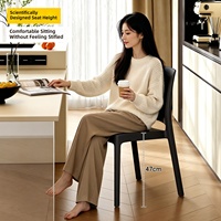 Chaise en plastique empilable épaissie - Design minimaliste, dossier confortable, robuste et durable pour la salle à manger ou les petits espaces