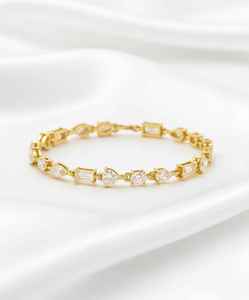 SARVOTTAM BR-006 Pulsera de Oro de 14 Quilates con Diamantes y Esmeraldas de Diferentes Formas para Mujer - Product Image 3