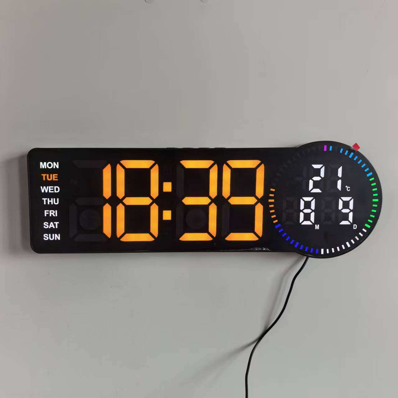 Carcasa negra con luz naranja.