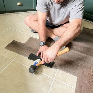 复合批发点击锁防水防滑木质外观塑料地板地毯砖PVC层压SPC地板乙烯基地板