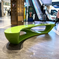 Banco de Fibra de Vidrio Curvo Moderno con Diseño Hueco Creativo, Superficie Brillante, Asiento Público Artístico para Plaza, Galería, Aeropuerto