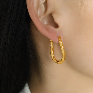 ต่างหูห่วงรูปตัวยูทรงไม้ไผ่ สีทอง ไทเทเนียมสตีล เครื่องประดับแฟชั่นสำหรับผู้หญิง สวมใส่ได้ทุกวัน - Product Image 3