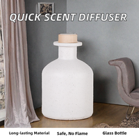 Diffuseur de parfum en verre avec bouchon en liège, forme cône, membrane irrégulière, côtelé léger, uni, essentiel, vert