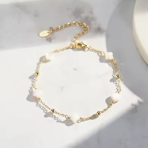 Bracciale Portafortuna Personalizzato Placcato Oro 14k Set di Bracciali di Lusso con Quadrifoglio e Perle in Argento S925 - Product Image 4