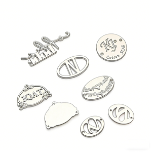 ป้ายโลหะติดเสื้อผ้าแบบนูนลาย สำหรับเสื้อคลุมอาบายะห์ เป็นมิตรกับสิ่งแวดล้อม พร้อมป้ายสี ป้ายรีเวท ป้ายของขวัญ ป้ายติดเสื้อผ้า ป้ายแบรนด์ ป้ายชุบโลหะ - Product Image 1