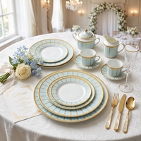 Assiettes à dîner en porcelaine rayées géométriques bleu clair, vaisselle de table pour hôtel, restaurant, mariage, bordure dorée, vaisselle en céramique