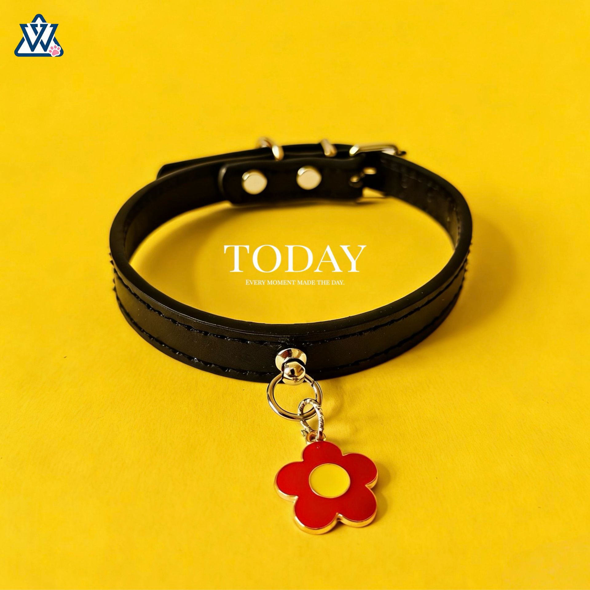 Collier de fleurs rouges