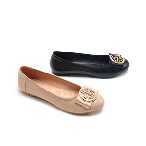 <span class=keywords><strong>Ballerine</strong></span> nere da donna con decorazione geometrica in metallo in pelle lucida morbida fodera interna scarpe <span class=keywords><strong>a</strong></span> <span class=keywords><strong>punta</strong></span> con tacco basso per l'estate - Product Image 1