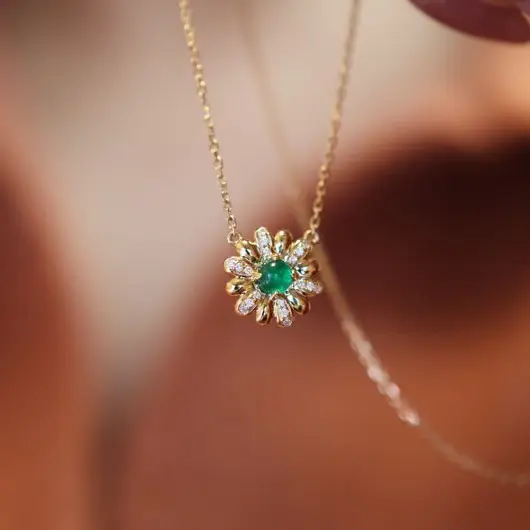 Modisches Blumendesign 14K 18K 9K Gold Naturdiamant-Halskette, Großmutter-Smaragd-Halskette im Labor angebaut