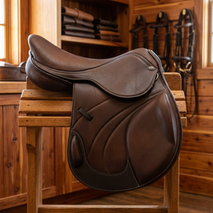 Silla de Doma Inglesa Personalizada de Cuero con Armazón de Madera Negra, Herrajes de Latón Cómodos, Equipo de Equitación - Product Image 1