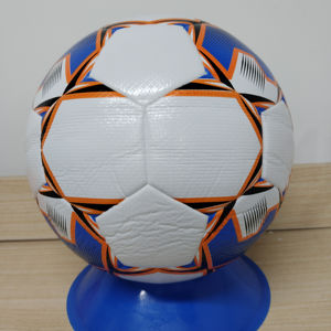 ฟุตบอลคุณภาพสูง ขนาด 5 หนัง PU สำหรับกีฬา พร้อมโลโก้แบบกำหนดเอง - Product Image 1