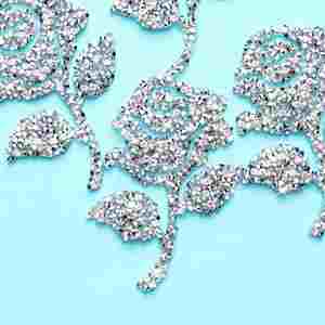 Nuevo Parche Termoadhesivo de Pedrería con Diseño de Rosa Roja para Decoración de Ropa, Bolsos y Sombreros - Product Image 2