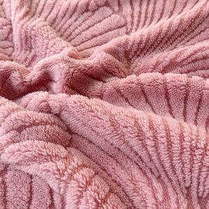 Plaid en velours double couche toutes saisons, sculpté en forme de coquille dorée, écologique et personnalisé - Product Image 4