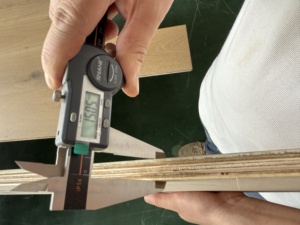 Parquet <span class=keywords><strong>en</strong></span> chêne europé<span class=keywords><strong>en</strong></span> fumé, stratifié, 15 mm, bois brossé multicouche, pour intérieur - Product Image 5