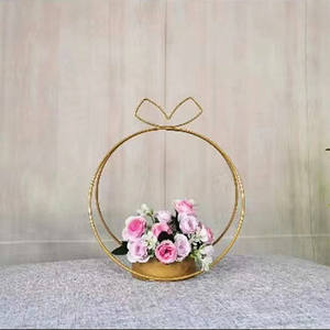 Vente chaude Or Coeur En Métal Décoration <span class=keywords><strong>De</strong></span> Mariage Centres <span class=keywords><strong>De</strong></span> <span class=keywords><strong>Table</strong></span> <span class=keywords><strong>De</strong></span> Mariage Fleur Stand Avec Poignée pour Décor <span class=keywords><strong>De</strong></span> Fête <span class=keywords><strong>De</strong></span> Mariage - Product Image 4