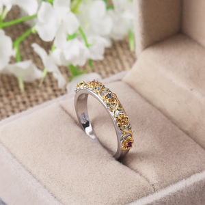 Anello a Cinque Fiori per Donne, Minimalista Bicolore con Accento in Cristallo, Regolabile, Gioiello alla Moda per Dito Indice - Product Image 3