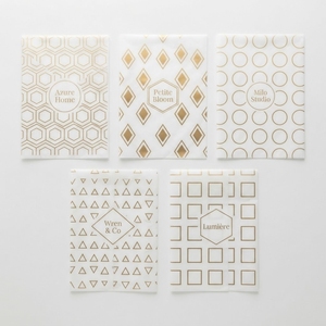 Serviettes en papier personnalisées imprimées, blanches et dorées, à motifs géométriques, pour la décoration de table et les événements - Product Image 1