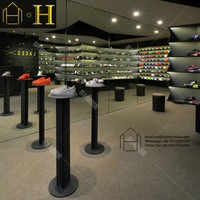 Schrank mit Glasvitrine, Tisch für Schuhe, Ausstellungsraum-Display, Deko-Ideen für Schuhgeschäfte, Namen für Schuhgeschäfte