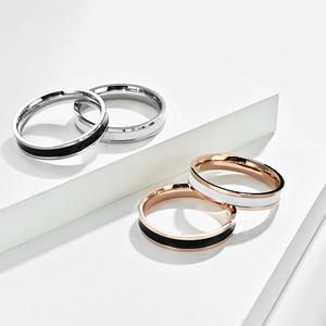 Anillo de pareja neutral de plástico blanco y negro de acero inoxidable simple Ins para hombres y mujeres europeos y americanos enga de boda - Product Image 3