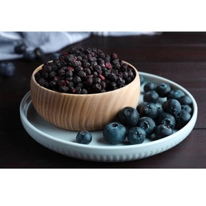 Collation de myrtille lyophilisée faite à partir de baies mûres entières sans sucre ajouté offrant une douceur naturelle et une texture croquante - Product Image 2