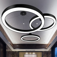Style moderne, plafonnier rond décoratif circulaire minimaliste à LED, réglable en hauteur, adapté à une utilisation au bureau.