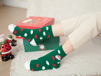 Chaussettes en polaire corail brodées avec logo de Noël pour hommes et femmes, chaussettes chaudes d'hiver pour la maison