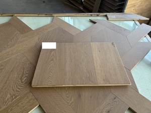 Suelo de Parqué de Roble con Diseño en Espiral |   Acabado Marrón Ahumado, Grado <span class=keywords><strong>AB</strong></span>, Lacado UV con Acabado Cepillado, Patrón Modular en Espiga/Trenzado - Product Image 1