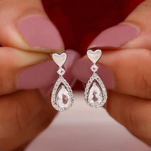 Orecchini a Perno a Forma di Cuore e Goccia per Donne, Piccoli Gioielli per Orecchie Scintillanti e alla Moda - Product Image 1