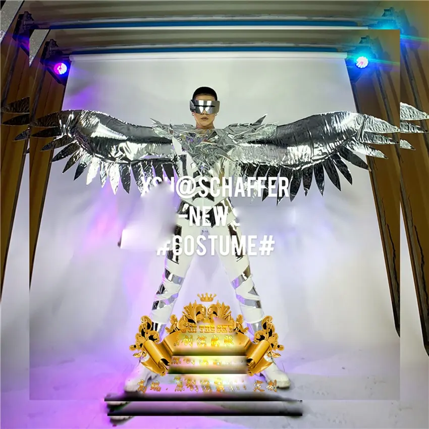 Boate club masculino espelhado de anjo, asas de anjo de prata, traje de dança, desempenho espacial, tecnologia futuro, show de roupas robô