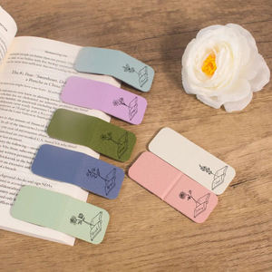 Benutzer definierte magnetische Lesezeichen Anfängliche PU-Leder-Lesezeichen Lese geschenke Kunstleder Magnetische Geld klammer Hochzeits bevorzugungen für Frauen - Product Image 5