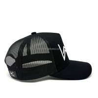 Gorra Trucker Personalizada de Terciopelo con Malla Trasera, Logotipo Bordado, Visera Curva Estructurada y Cierre a Presión