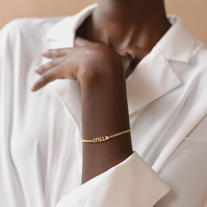 Nouveautés bijoux <span class=keywords><strong>gourmette</strong></span> en or chaîne cubaine en acier inoxydable plaqué or audacieux <span class=keywords><strong>initiale</strong></span> lettre nom personnalisé bracelet personnalisé - Product Image 1