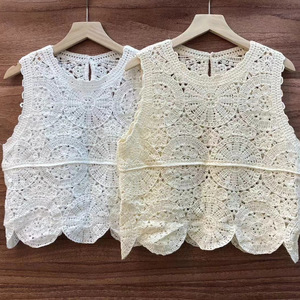 Nouveau <span class=keywords><strong>style</strong></span> d'été : Gilet court sans manches à col rond et bords ondulés pour <span class=keywords><strong>femme</strong></span>, idéal pour les vacances à la plage, avec découpes. - Product Image 1